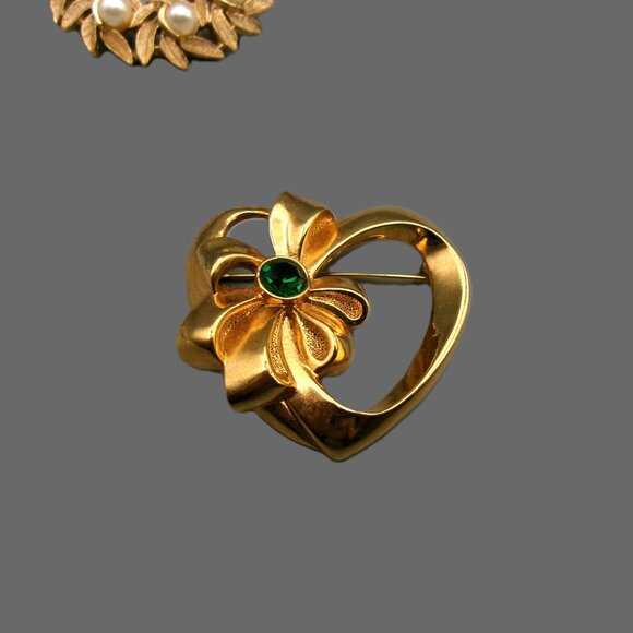 2 Avon Vtg Brooch Lot, Evening Creation Pearl Wreath, Ribbon Heart Emerald Gem - Picture 3 of 6